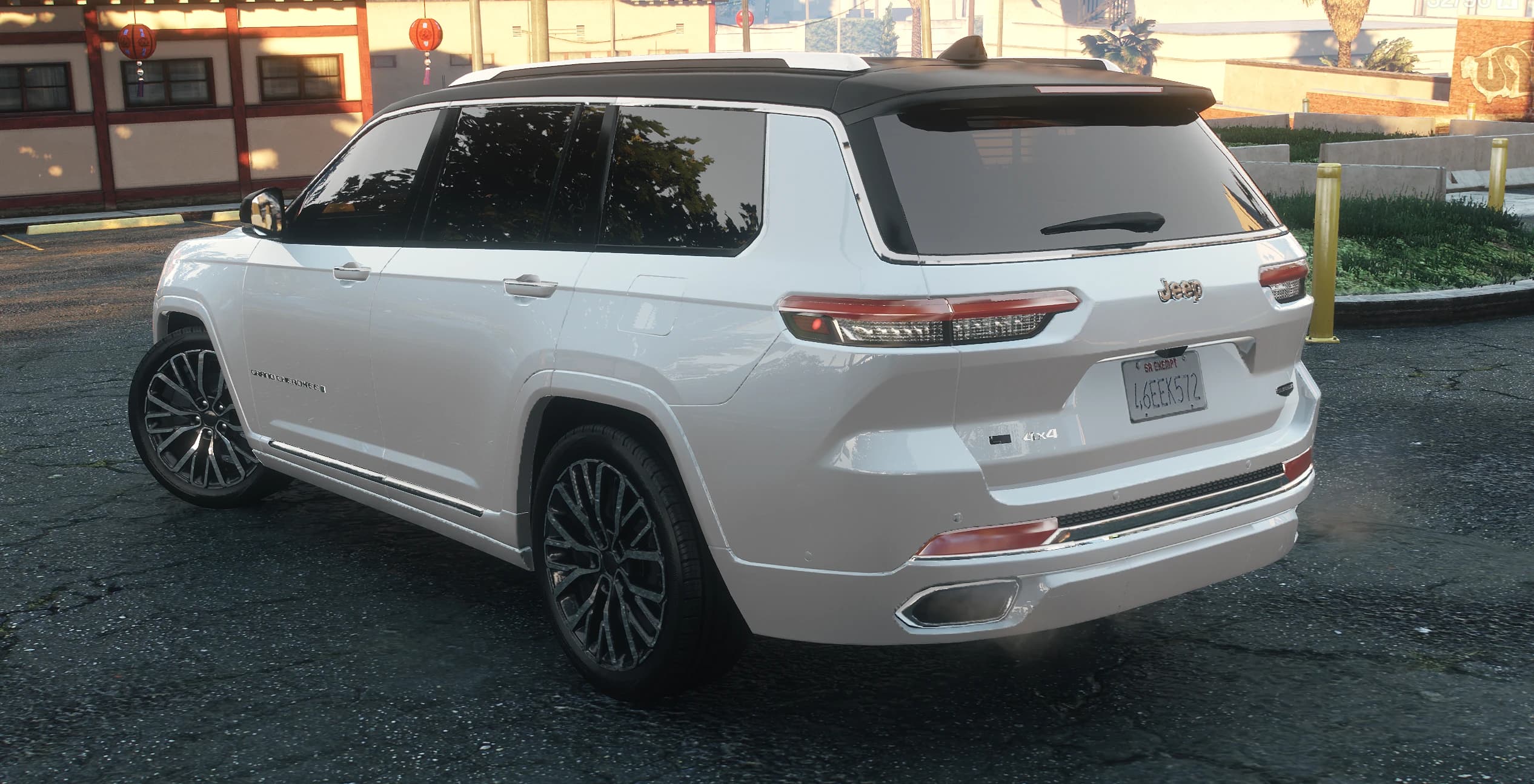 Rear view of the Grand Cherokee with slim taillights, chrome trim and the 4x4 badge