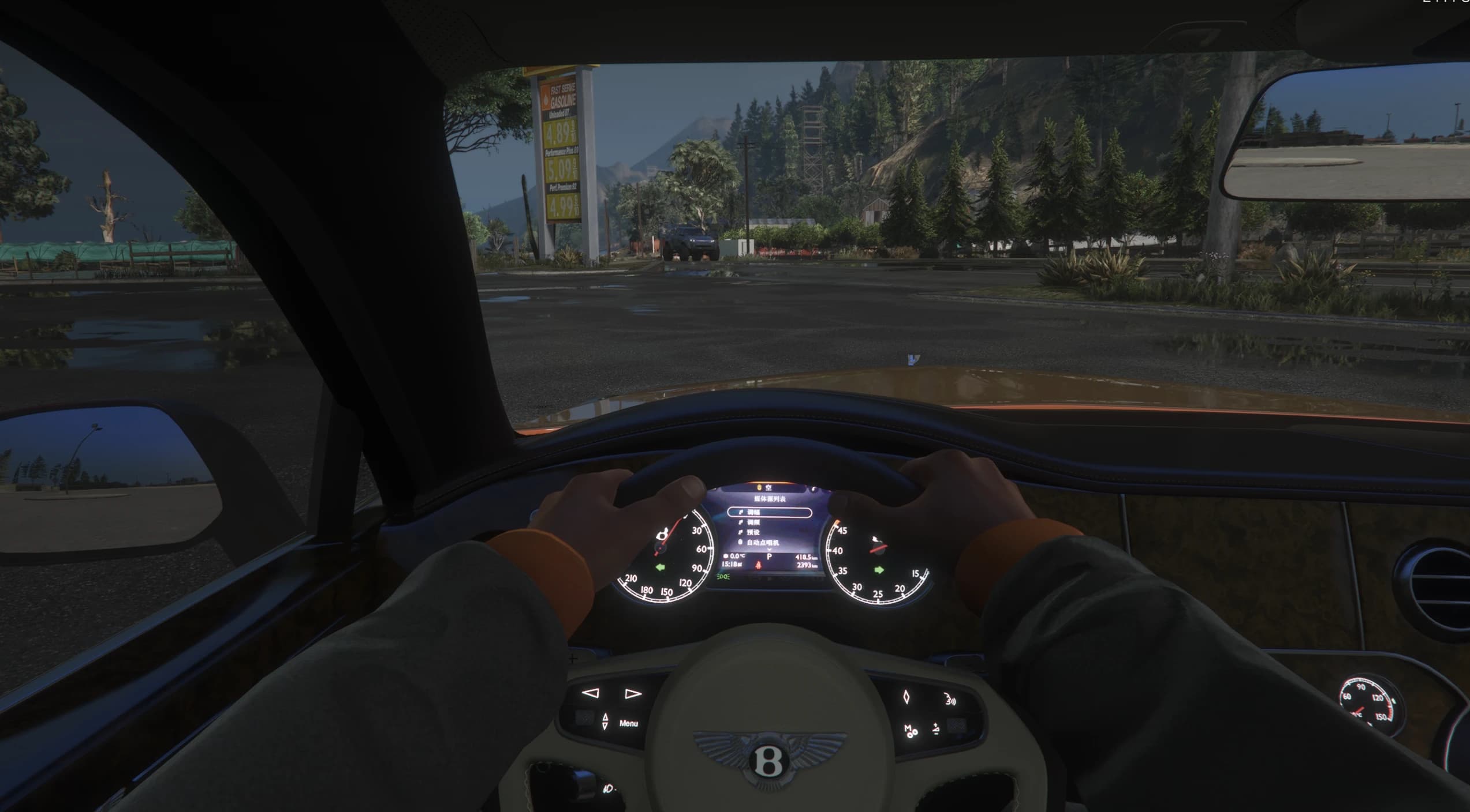 First-person cockpit of the Mulsanne at dusk with the Bentley steering wheel, the digital cluster and the media menu shown in Chinese
